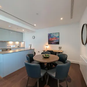 canary-wharf-by-charles-hope.brighton-hotels-england.com/